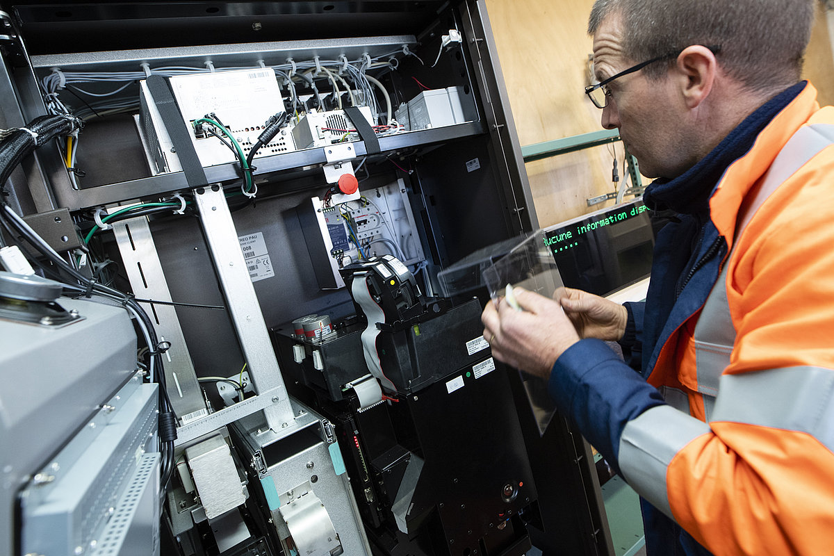 Electricien, électricienne et électronicien et électronicienne..