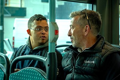 un client accompagné dans le bus