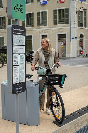 Vélo en libre service avec une cliente