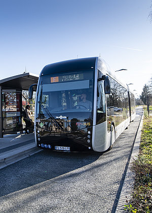 Fébus arrive à un arrêt